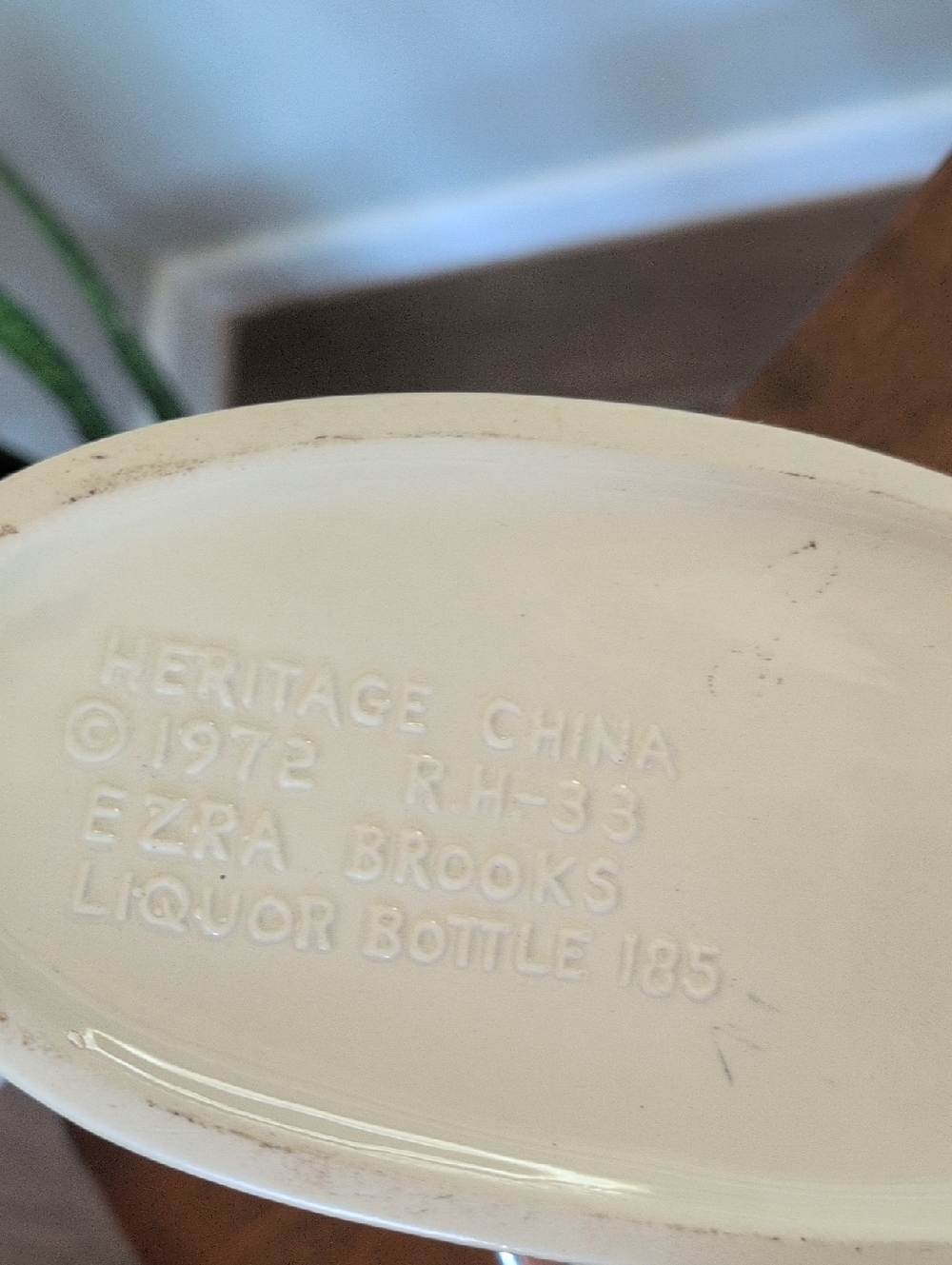 Vintage 1972 Ezra Brooks Ceramic Beaver Decanter - Picture 8 of 11